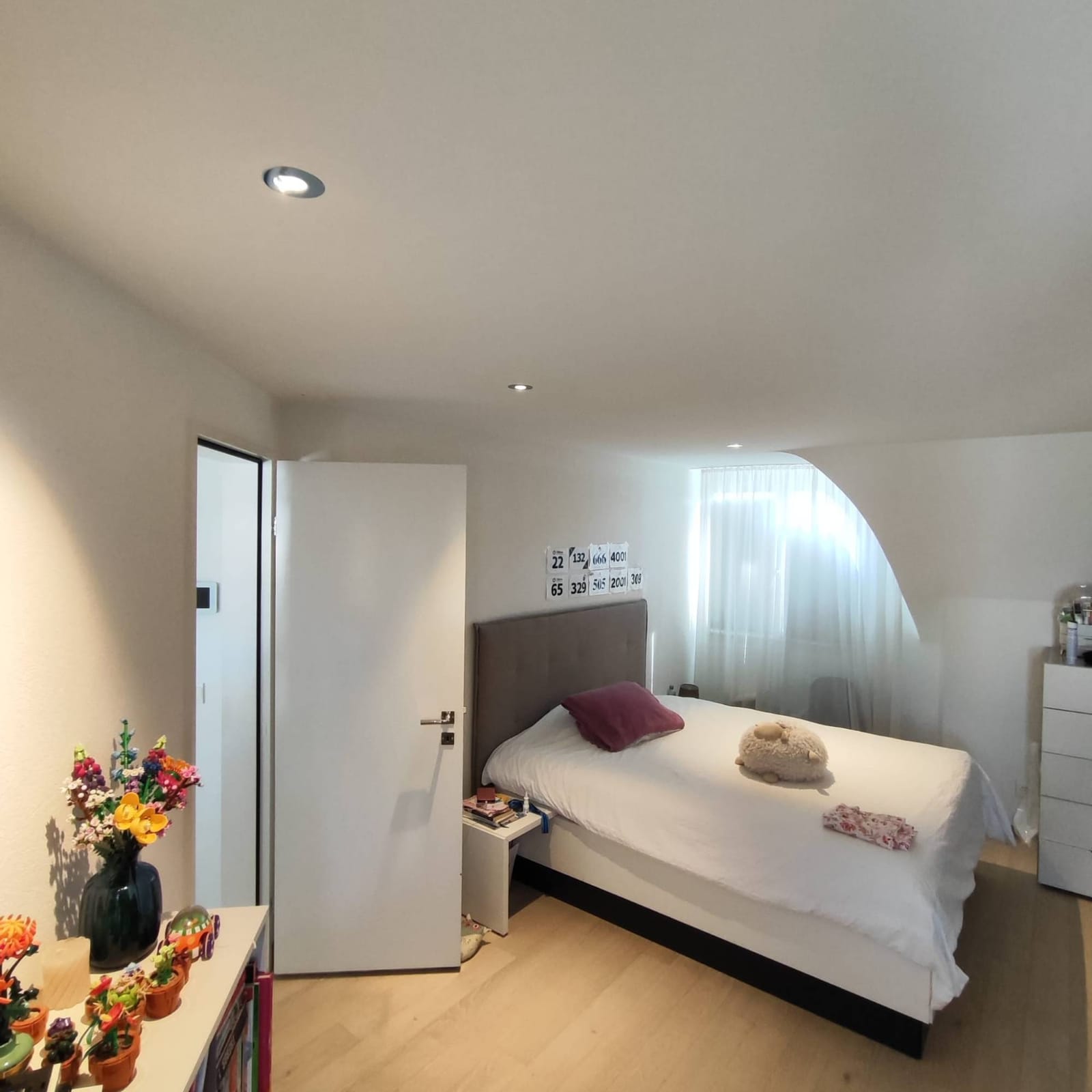 Dachschlafzimmer mit schwenkbaren LED-Einbaustrahlern und Hausautomation, Schweiz