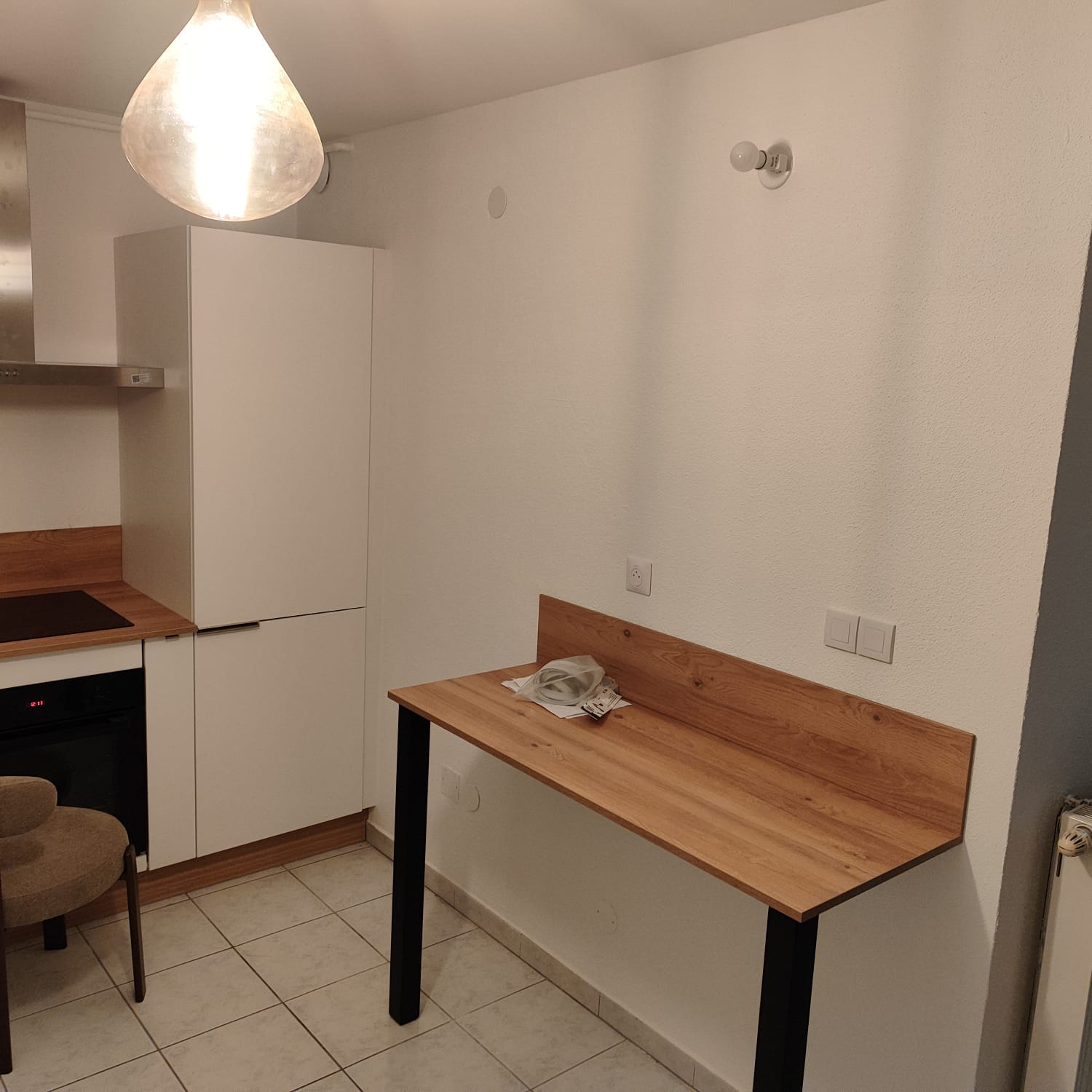 Essecke in der Küche mit Wandleuchte, neuen Steckdosen und Schaltern, Saint-Louis