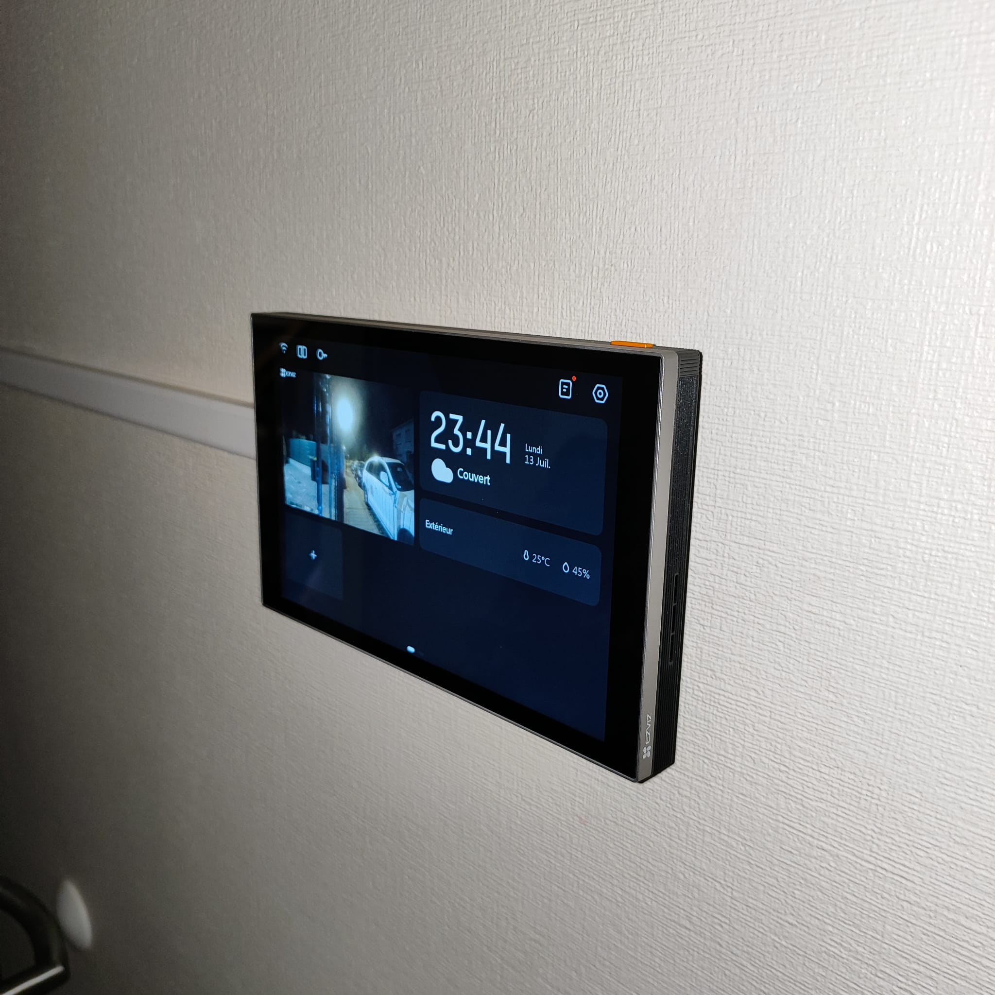 Dalle tactile connectée — flux caméra et météo