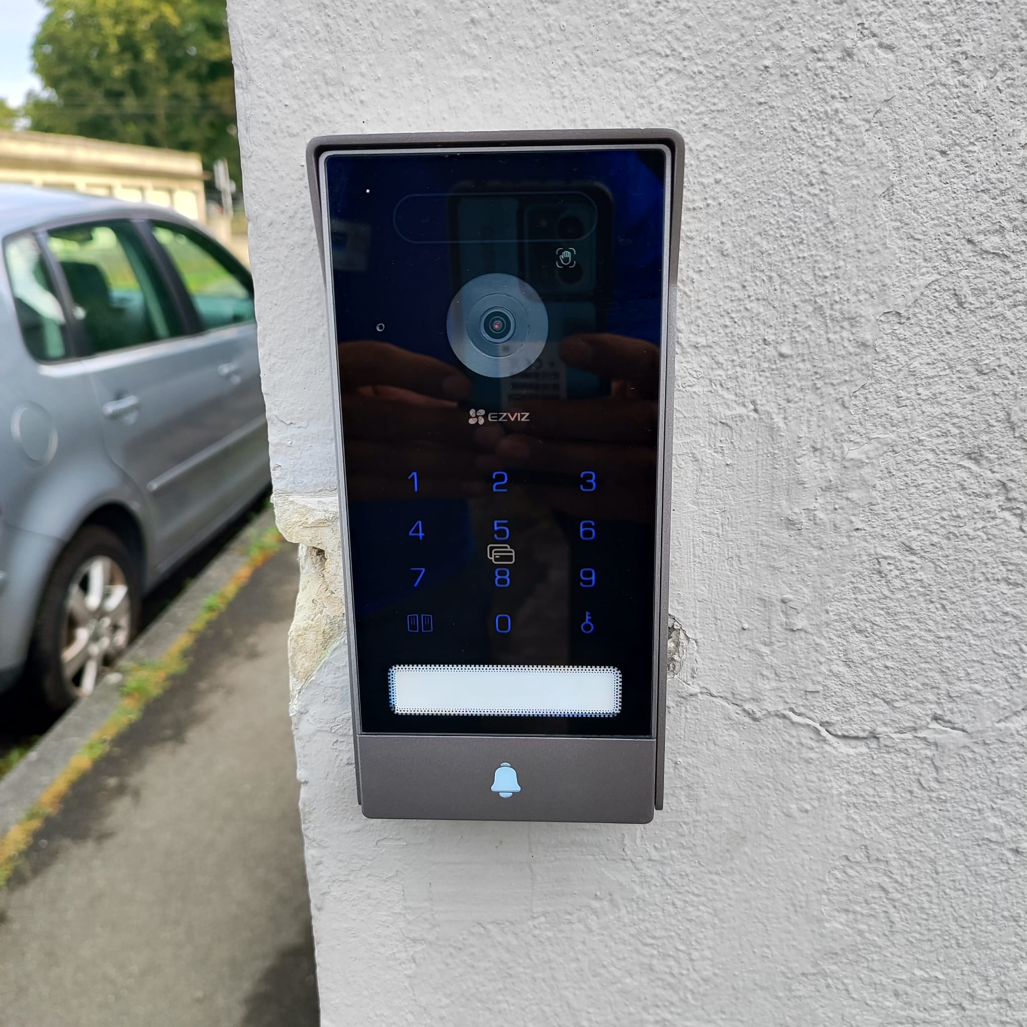 Contrôle d'accès connecté — platine de rue EZVIZ à clavier