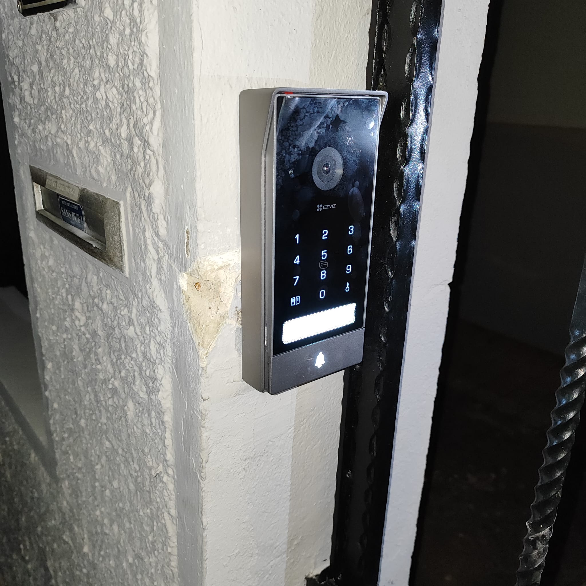 Contrôle d'accès connecté — platine de rue EZVIZ à clavier