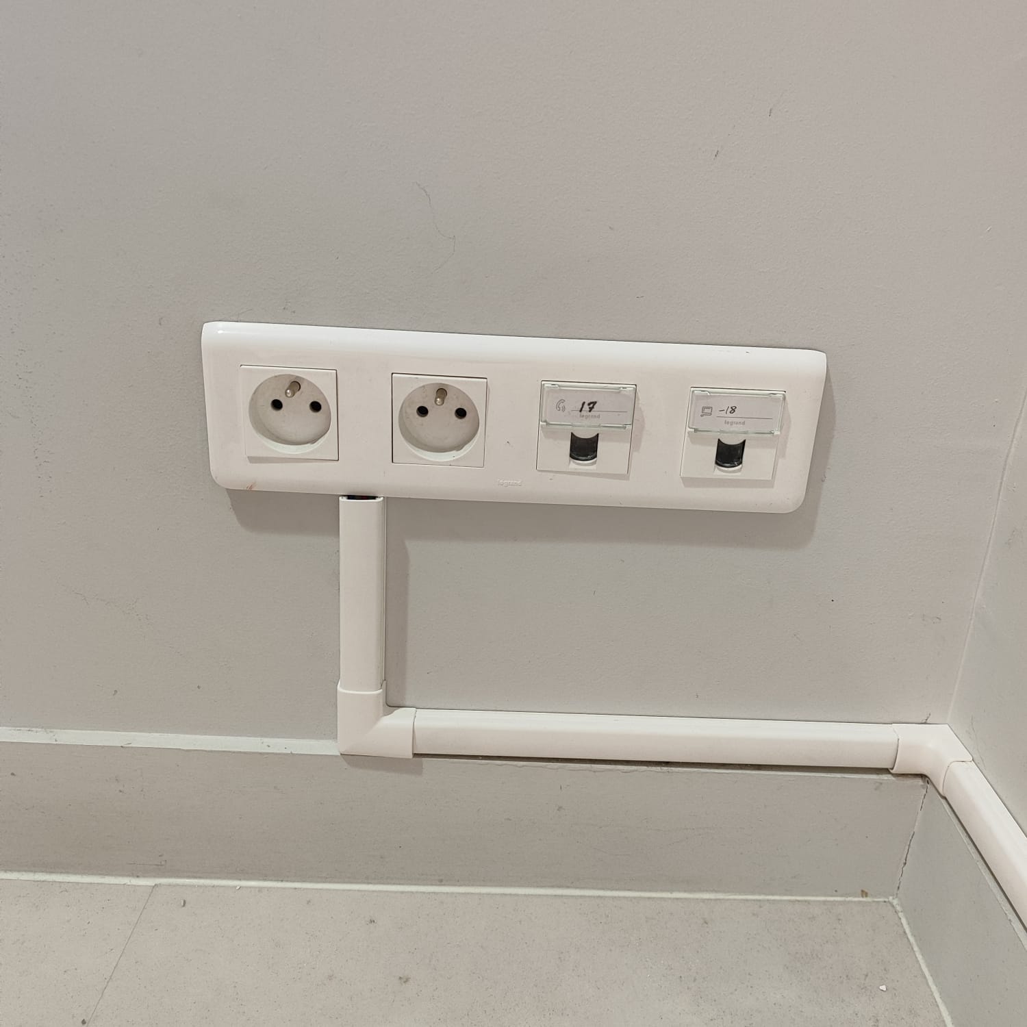 Legrand-230-V- und RJ45-Dosen im Afflelou-Telekonsultationsraum in Straßburg