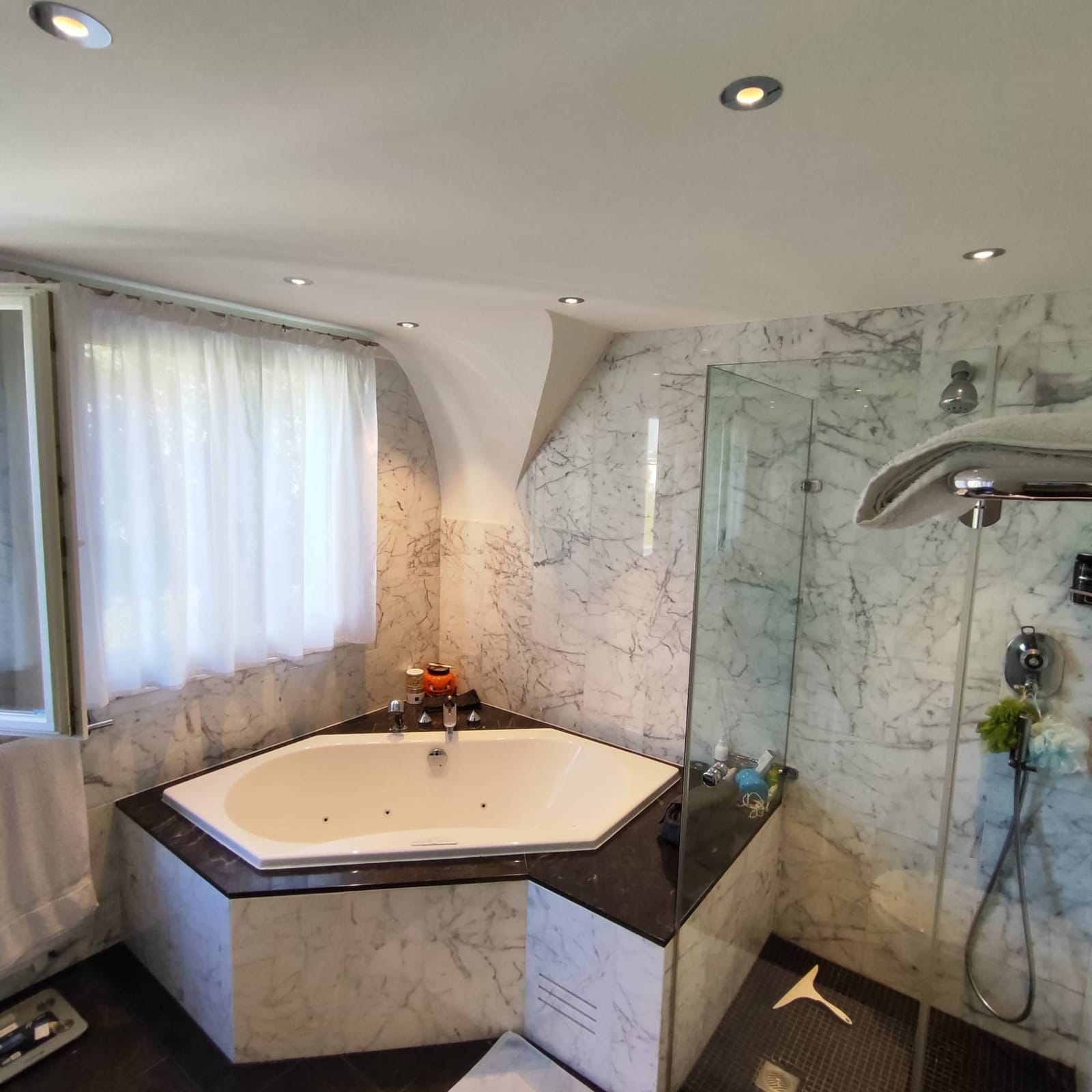 Marmorbad mit Whirlpoolwanne und wasserdichten LED-Einbaustrahlern, Schweiz