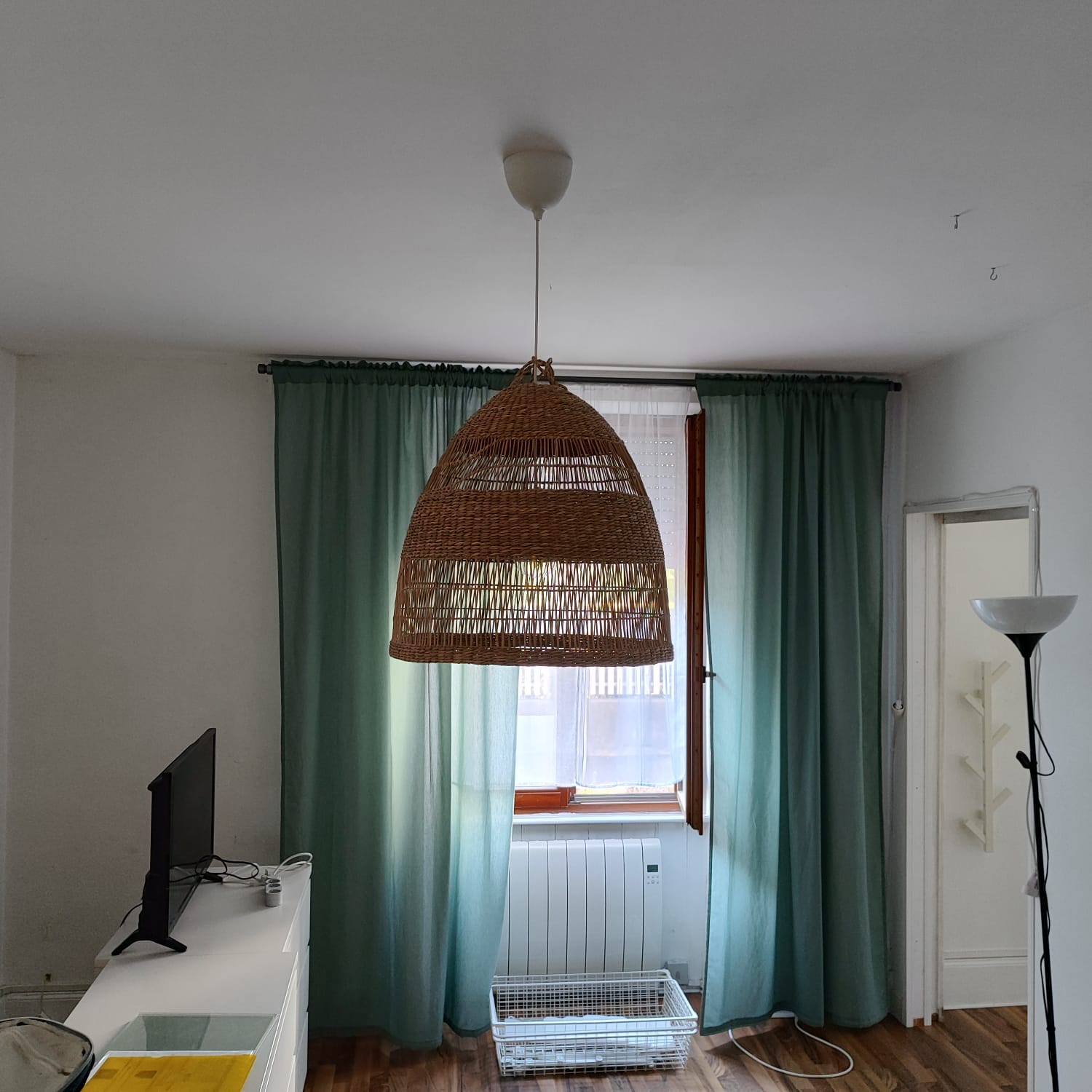 Geflochtene Korb-Pendelleuchte an der Wohnzimmerdecke, Saint-Louis