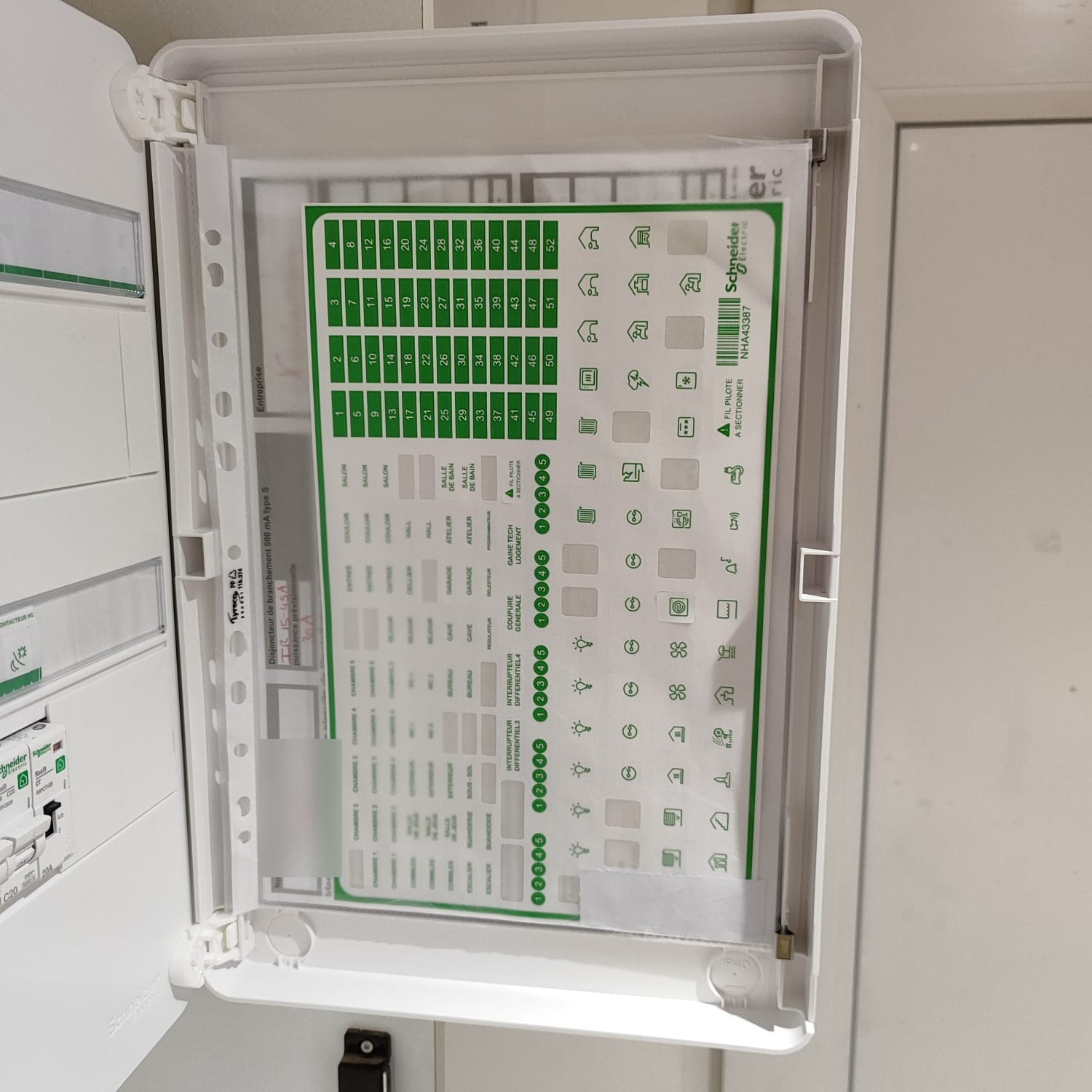 Tür eines Schneider-Verteilers mit Etikettenbogen zur Stromkreiskennzeichnung, Saint-Louis