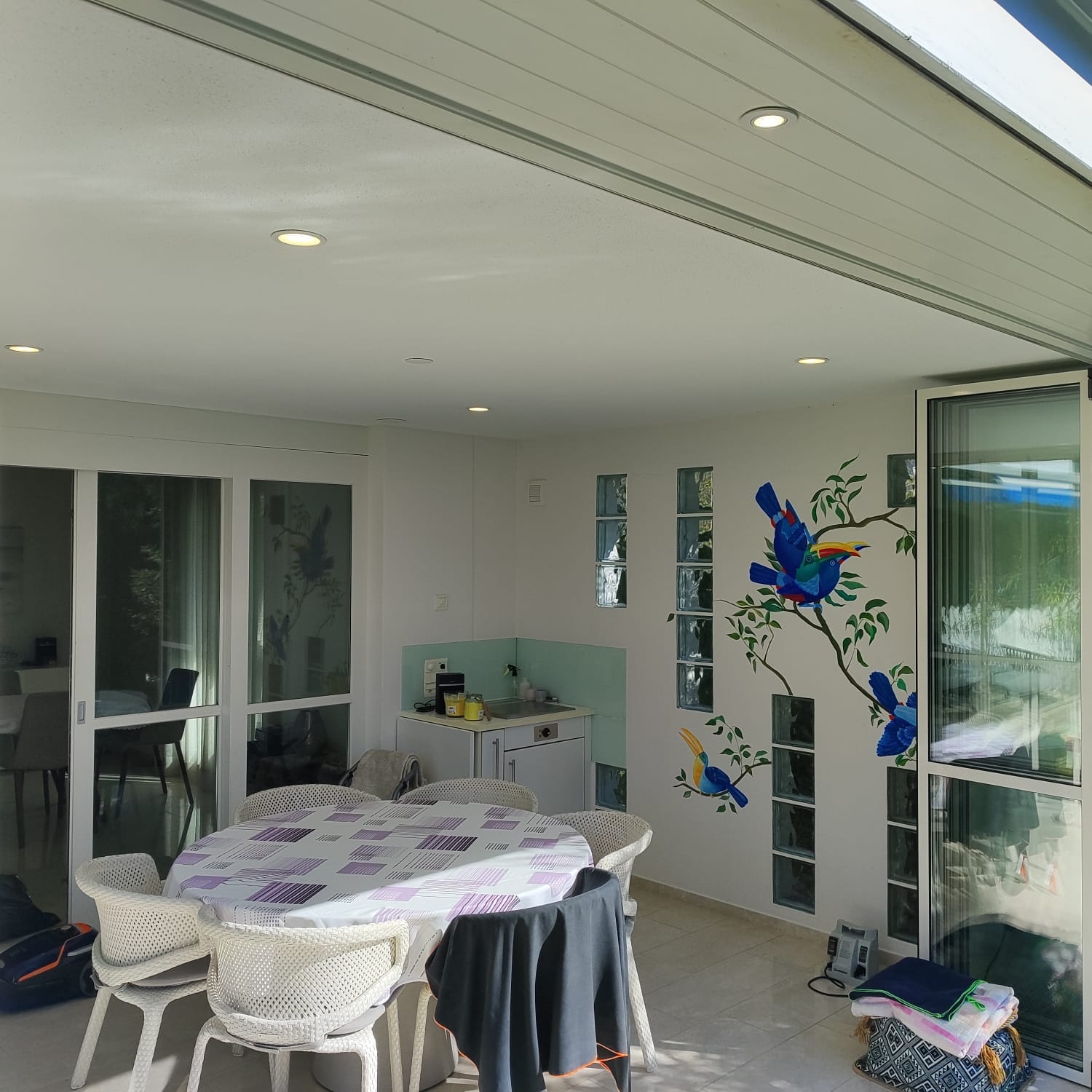 Überdachte Terrasse mit per Hausautomation gesteuerten LED-Einbaustrahlern, Villa in der Schweiz